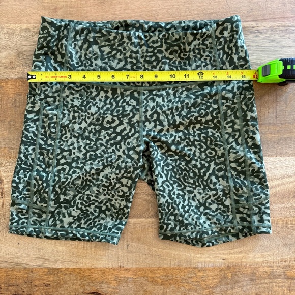 Athleta Activewear Ultimate Stash Short 7" Size L Green - Picture 2 of 3